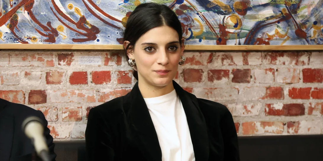 Η Χριστίνα Χειλά Φαμέλη εμφανίστηκε σε θεατρική έξοδο πιο ανανεωμένη και όμορφη από ποτέ