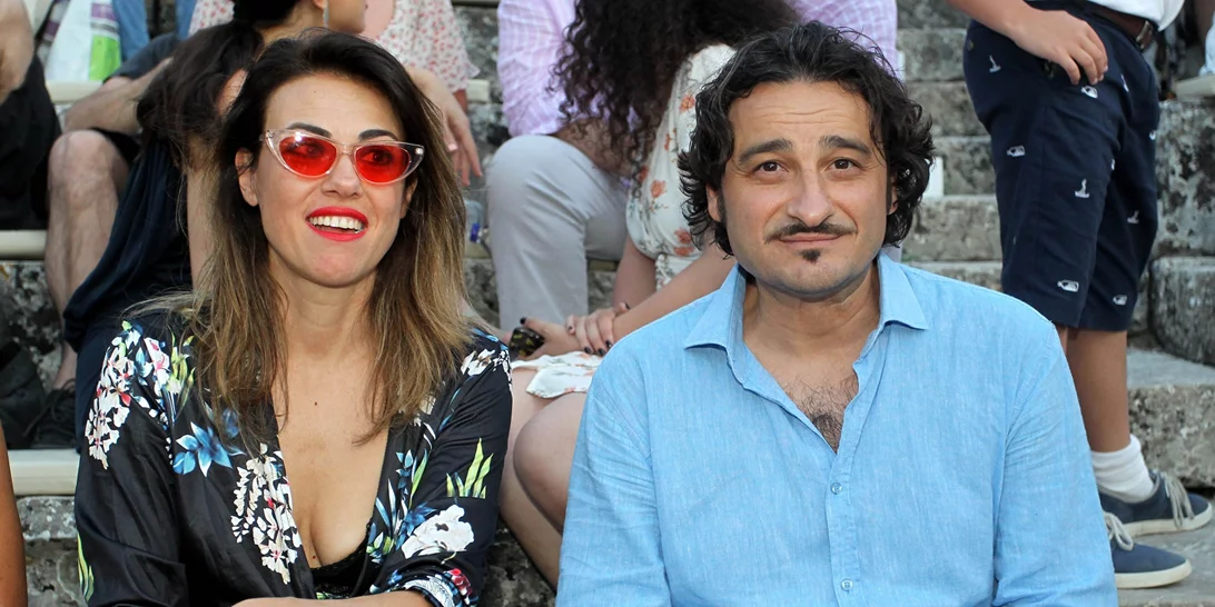 Ο Βασίλης Χαραλαμπόπουλος και η Λίνα Πρίντζου έχουν επέτειο | Η υπέροχη και σπάνια φωτογραφία από τον γάμο τους στη Βενετία