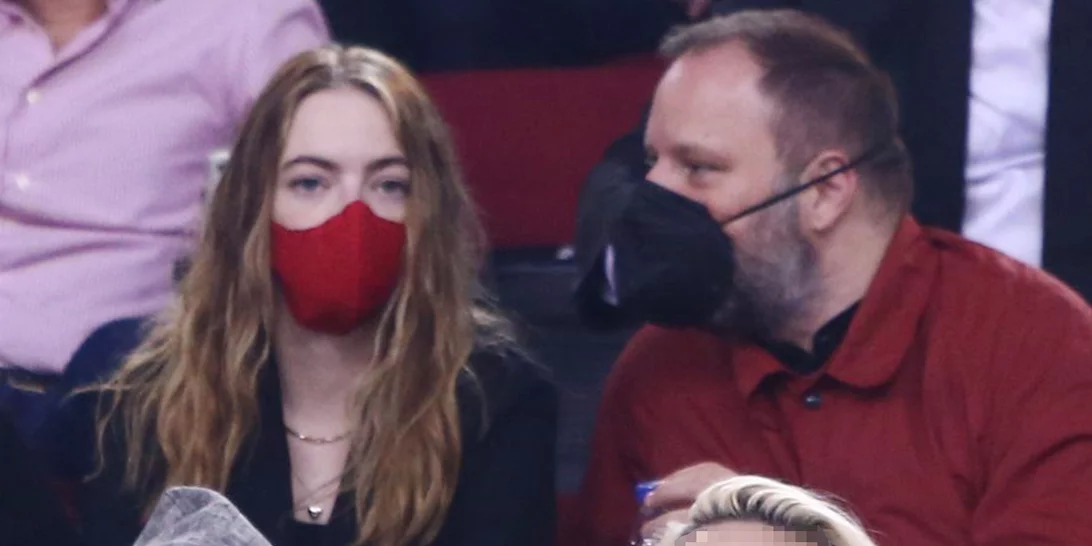 Emma Stone - Γιώργος Λάνθιμος | Στις κερκίδες του ΣΕΦ για το Ολυμπιακός - Μονακό