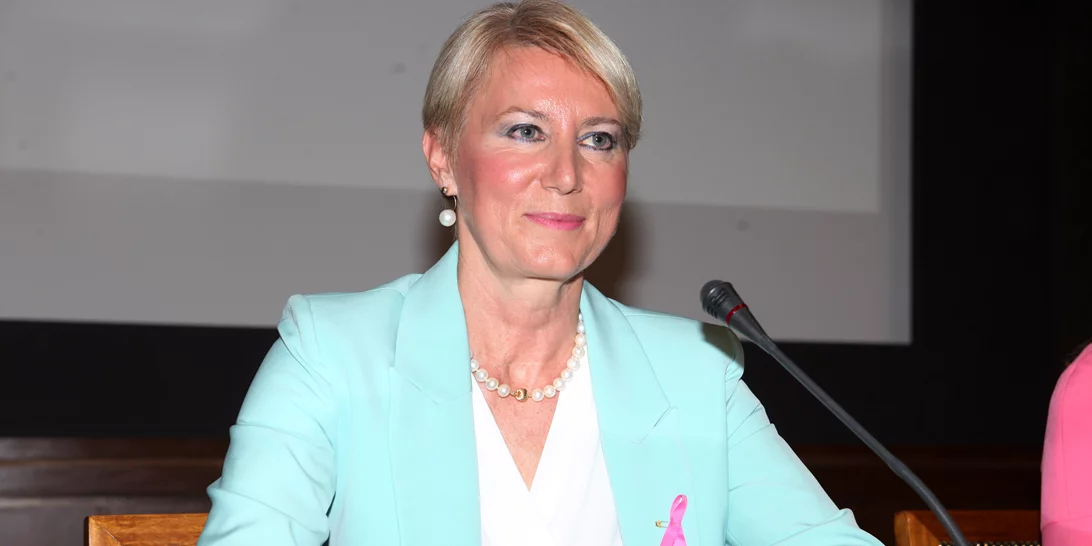 Η σπάνια εμφάνιση της Νατάσας Παζαΐτη με κομψό κατάλευκο κοστούμι