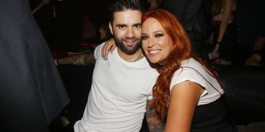 Η Σίσσυ Χρηστίδου τραγουδάει Θοδωρή Μαραντίνη μέσα στο αμάξι της