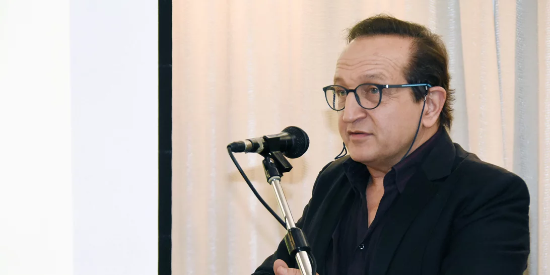 Σπύρος Μπιμπίλας | Το συγκινητικό μήνυμα κάτω από τη φωτογραφία στην οποία φιλάει έναν άλλον άντρα