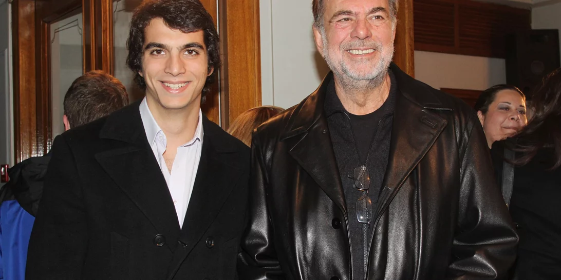 Λάκης Κομνηνός | Ο ξανθός γόης του ελληνικού κινηματογράφου έγινε 80 ετών- Η φωτογραφία με τον γιο του