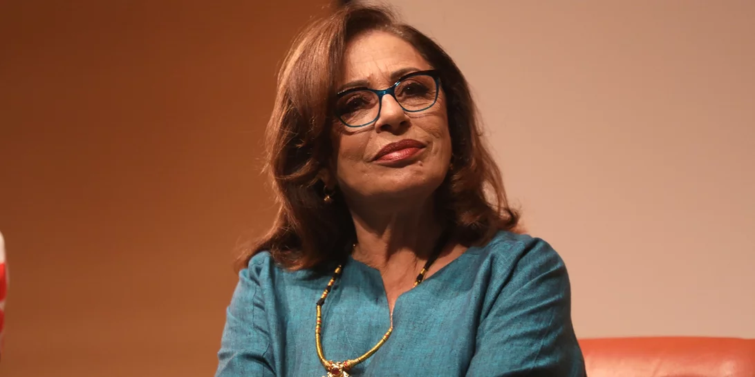 Η Χάρις Αλεξίου στο Θέατρο Βράχων αγκαλιά με τους συμπρωταγωνιστές της από τη σειρά "Maestro", Γιάννη Τσορτέκη και Ορέστη Χαλκιά