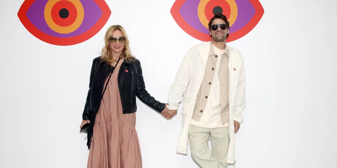 Η Ρούλα Ρέβη ήταν η πιο boho και χαρούμενη νύφη | Η σπάνια φωτογραφία από τον γάμο της στην Αμερική με τον Αποστόλη Τότσικα