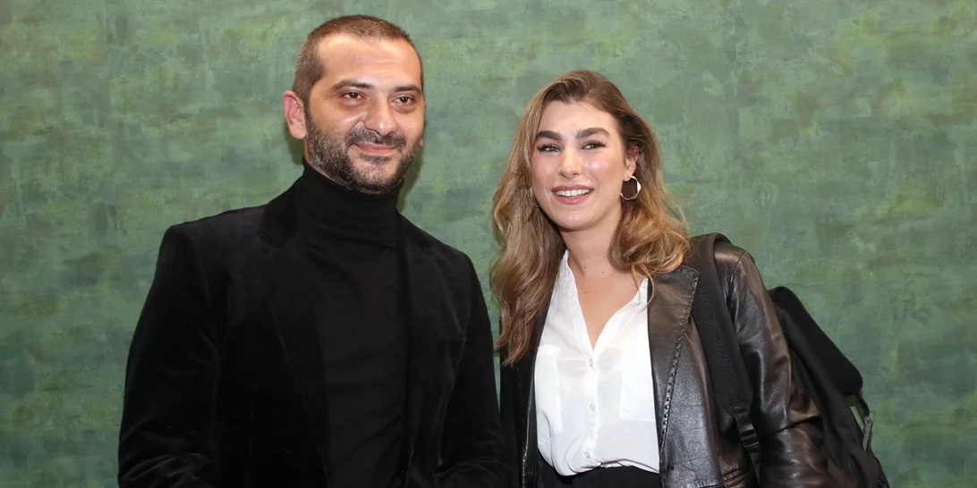 O Λεωνίδας Κουτσόπουλος δουλεύει έχοντας στην αγκαλιά του τον μονάκριβο γιο του