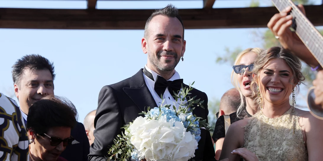 Ο Πάνος Μουζουράκης και η Μαριλού Κοζάρη μόλις παντρεύτηκαν | Το παραμυθένιο νυφικό, τα χαμόγελα ευτυχίας και οι λαμπεροί καλεσμένοι