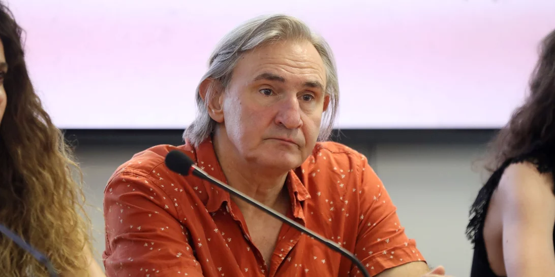 Σμαράγδα Σακελλαρίου | Η σπάνια εμφάνιση στο πλευρό του πατέρα της, Άκη Σακελλαρίου, με εφαρμοστό φόρεμα με σέξι cut outs