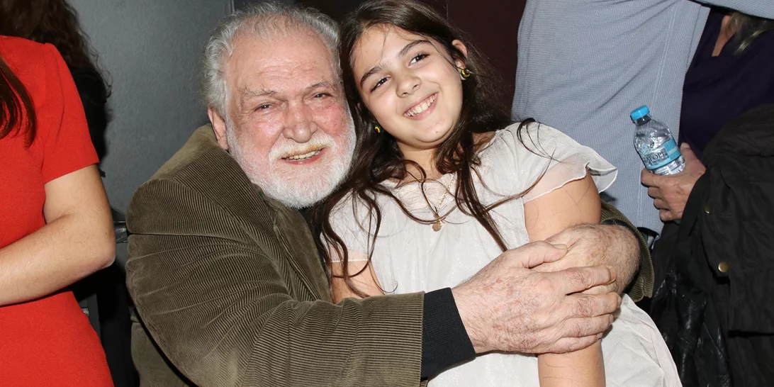 Ηλέκτρα, Μάγια και Αλέξανδρος Καζάκος | Τα παιδιά του Κώστα Καζάκου σε μία εξαιρετικά σπάνια δημόσια εμφάνιση με τη μητέρα τους, Τζένη Κόλλια