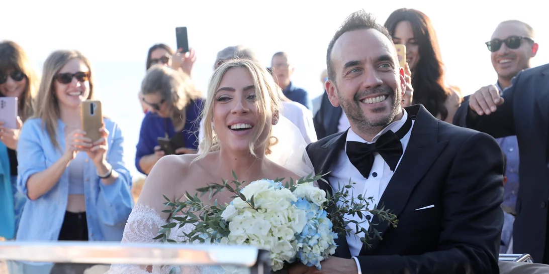 Η εγκυμονούσα Μαριλού Κοζάρη πιο ερωτευμένη από ποτέ στο πλευρό του Πάνου Μουζουράκη | Η δημόσια εμφάνιση έναν μήνα μετά τον γάμο τους