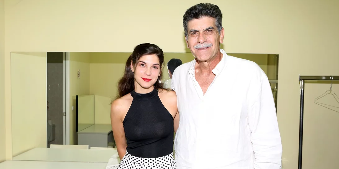 Σπάνιο στιγμιότυπο | Όταν η μικρούλα Ηρώ Μπέζου εμφανίστηκε στην τηλεοπτική σειρά "Εκείνες κι εγώ" με πρωταγωνιστή των πατέρα της, Γιάννη Μπέζο