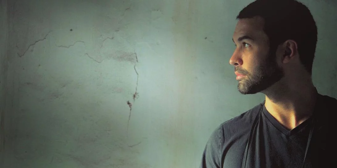 Κωνσταντίνος Μουσούλης | Ο γιος της Αγγελικής Νικολούλη είναι ένας γοητευτικός και μυστηριώδης καλλιτέχνης