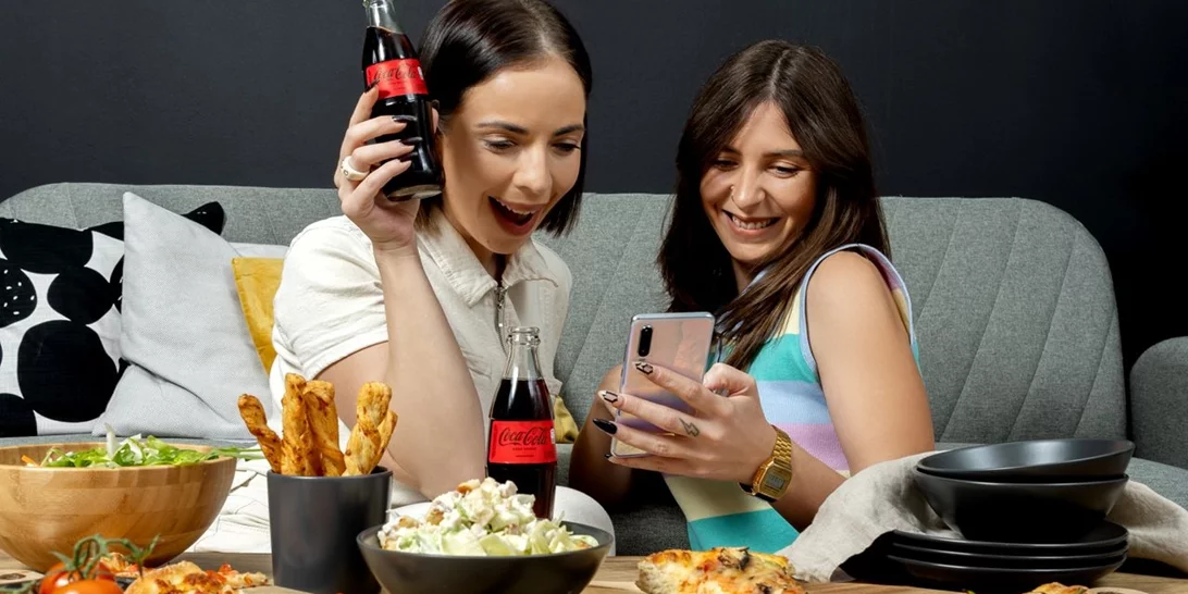 Η δική μου μαγική Κυριακή έχει binge-watch σειράς παρέα με την κολλητή