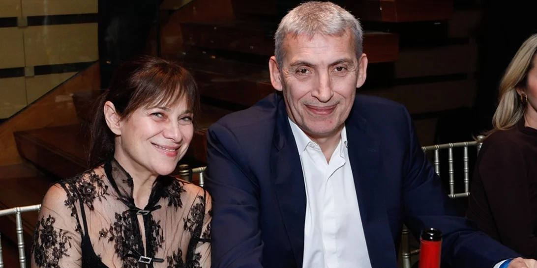 Η 26χρονη κόρη του Παναγιώτη Φασούλα, Μαριέλλα Φασούλα, ποζάρει με μαύρο μπικίνι στην παραλία