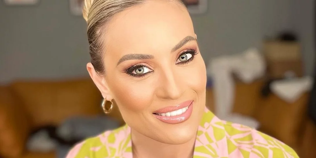 Αλεξάνδρα Μαροσούλη | Η κόρη της Ελεονώρας Μελέτη είναι το πιο stylish κορίτσι της παραλίας - Το χαριτωμένο ροζ καφτάνι και οι φούξια σαγιονάρες