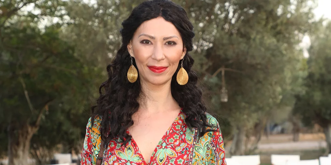 Η Δώρα Χρυσικού μιλάει για την περιπέτειά της με τον καρκίνο | "Από σήμερα στη σειρά θα παίζω με τα φυσικά μου μαλλιά και αυτή η αλλαγή σηματοδοτεί πολλά..."