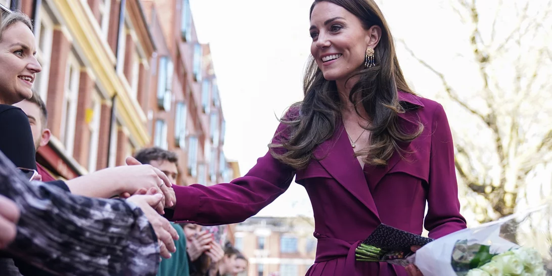 Λίγο πριν την τελετή στέψης, η Kate Middleton κοντά σε τοπική κοινότητα για μωρά