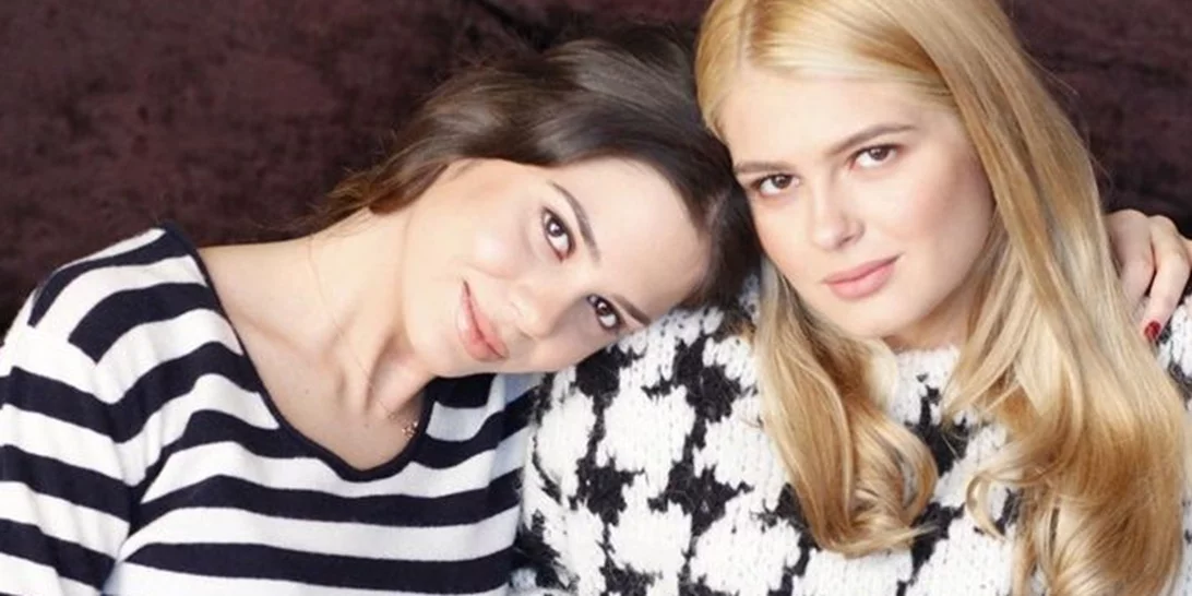 H Αλεξάνδρα Κωστοπούλου νοστάλγησε τα παιδικά της χρόνια | Η γλυκιά φωτογραφία με την αδερφή της, Αμαλία