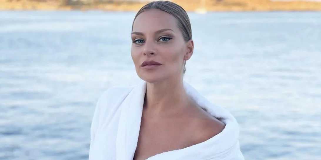 Στη Μύκονο μαζί με τη μονάκριβη κόρη της, Ελένη | Η Υβόννη Μπόσνιακ ποζάρει με μπικίνι και μας χαρίζει λίγες ακόμη στιγμές καλοκαιριού