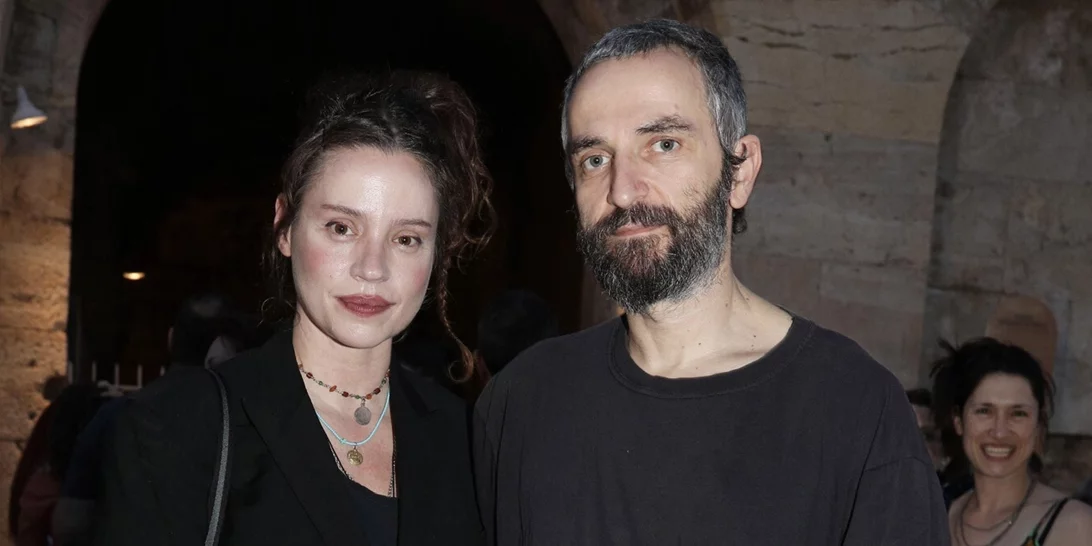 Ο Άρης Σερβετάλης με τη γοητευτική σύζυγό του, Έφη Μπίρμπα, στην Επίδαυρο | Η σπάνια δημόσια εμφάνιση