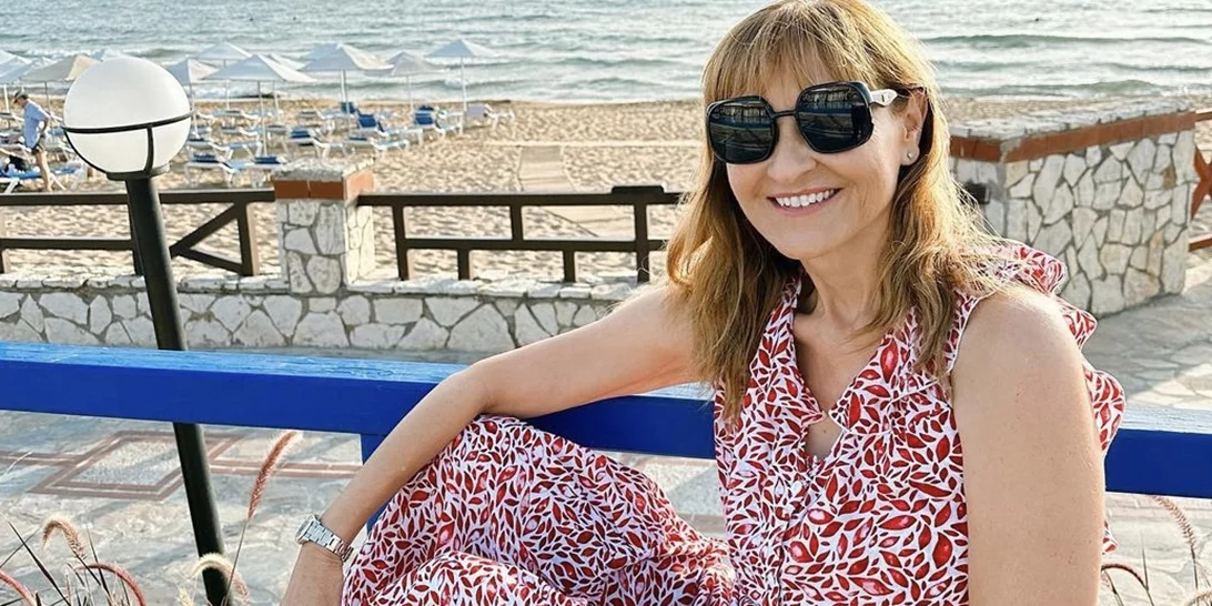 Πιο μαυρισμένη και ξέγνοιαστη από ποτέ | Η Μάρα Ζαχαρέα κάνει ηλιοθεραπεία ξαπλωμένη στην αμμουδιά φορώντας το απόλυτο πορτοκαλί μπικίνι