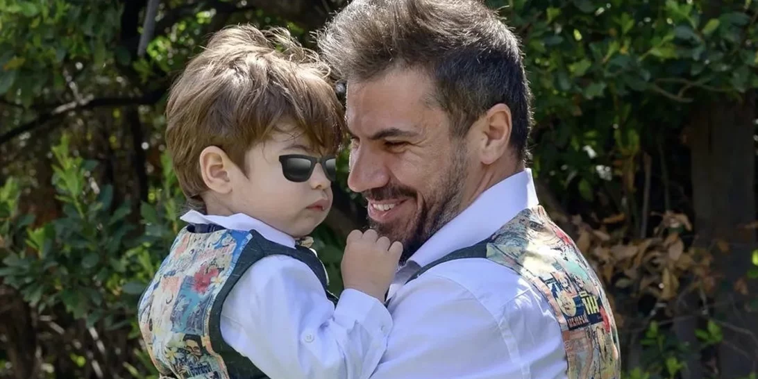 Ο Αχιλλέας Πετρετζίκης μόλις έγινε 2 ετών | Το πάρτι υπερπαραγωγή και η φαντασμαγορική τούρτα δια χειρός της μαμάς του