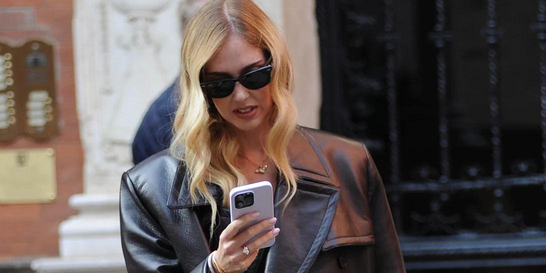 Τα 2 κομψά χρώματα που θα απογειώσουν το μανικιούρ σου φέτος τον χειμώνα | Και κολακεύουν απόλυτα τα κοντά νύχια