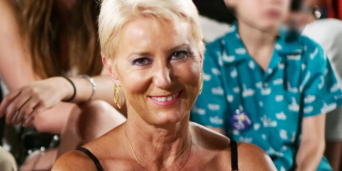 Λιτή και κομψή | Η βραδινή εμφάνιση της Νατάσας Παζαΐτη με λευκό σακάκι και ψηλές πλατφόρμες