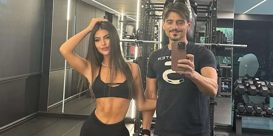 Δέσποινα Γιαννακοπούλου | Φοράει mini γαλάζιο φόρεμα και χορεύει χαρούμενη στο TikTok