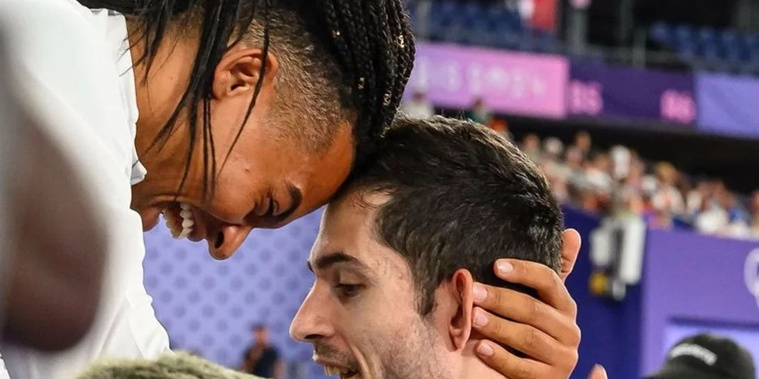 "Nαι ρε φίλε" | Ο Μίλτος Τεντόγλου πανηγυρίζει στην αγκαλιά του Εμμανουήλ Καραλή