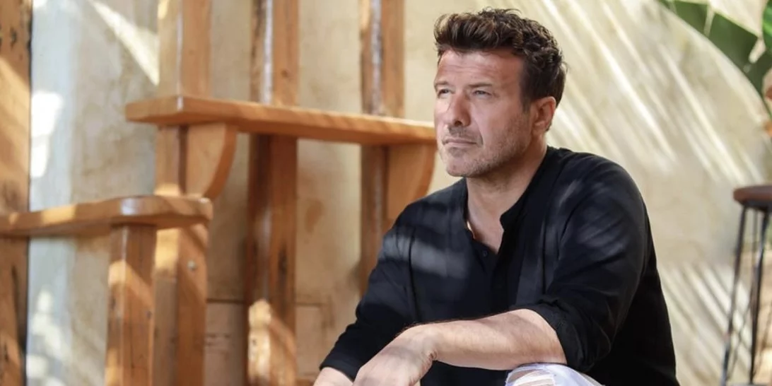 Ο Γιάννης Πλούταρχος σε μία σπάνια δημόσια εμφάνιση με τη σύζυγό του και τα τρία υπέροχα παιδιά τους