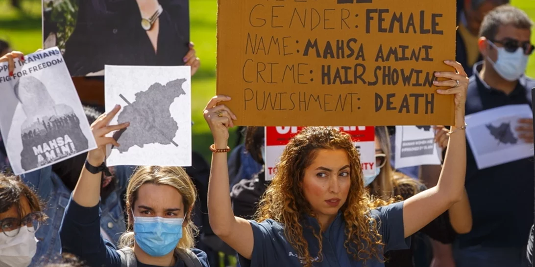 Μαρτυρία-σοκ Ιρανής ποιήτριας | Μου έδεσαν μάτια και χέρια και με άφησαν σε απομόνωση 38 ημέρες