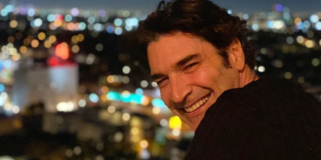 Ο Χριστόφορος Παπακαλιάτης φωτογραφίζεται αγκαλιά με ένα νεογέννητο μωρό και κάνει το καλύτερο σπόιλερ για τη δεύτερη σεζόν του "Maestro"