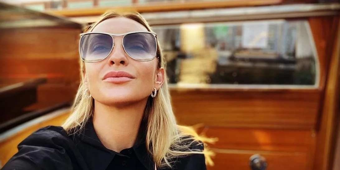 Ρούλα Ρέβη | Ποζάρει με ολόλευκο ψηλόμεσο μπικίνι και αποδεικνύει πως έχει στιλ ακόμη και στην παραλία