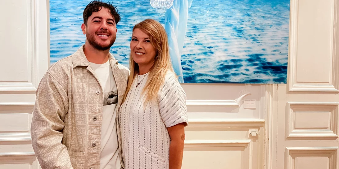 32 χρόνια πριν | Ο Μιχαήλ Βαρθακούρης στην αγκαλιά της μαμάς του, Σοφίας Αλιμπέρτη