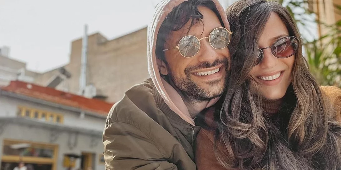 Ορφέας Αυγουστίδης - Γεωργία Κρασσά | Η σπάνια βραδινή έξοδος και η ρομαντική χειρονομία που απαθανάτισε ο φωτογραφικός φακός