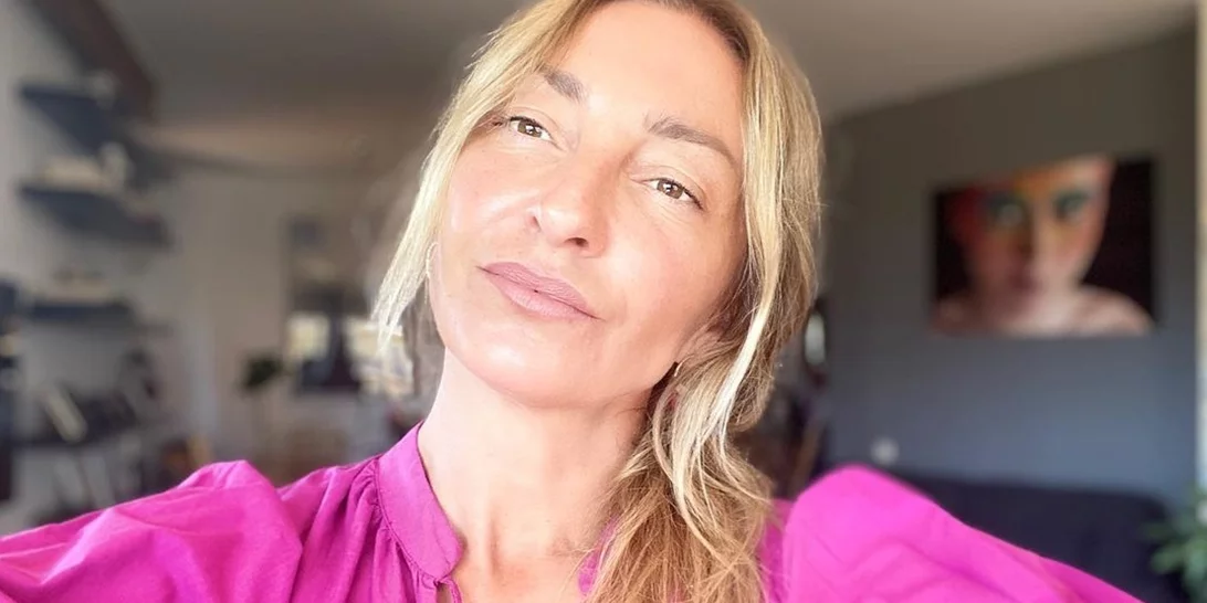 14 χρόνια πριν | Η Ρούλα Ρέβη με καστανά μαλλιά, κρατάει από το χέρι τον σύντροφό της, Αποστόλη Τότσικα, δείχνοντας πιο ερωτευμένη από ποτέ