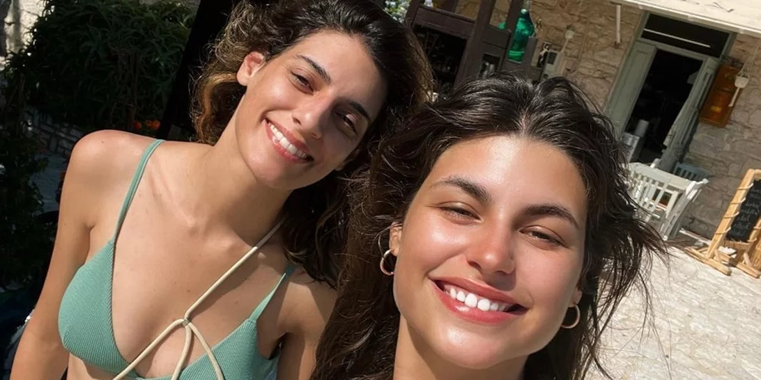 Δανάη Παππά - Χριστίνα Χειλά Φαμέλη | Οι πρωταγωνίστριες του "Σασμού" ποζάρουν με μαγιό και τα likes "πέφτουν βροχή"