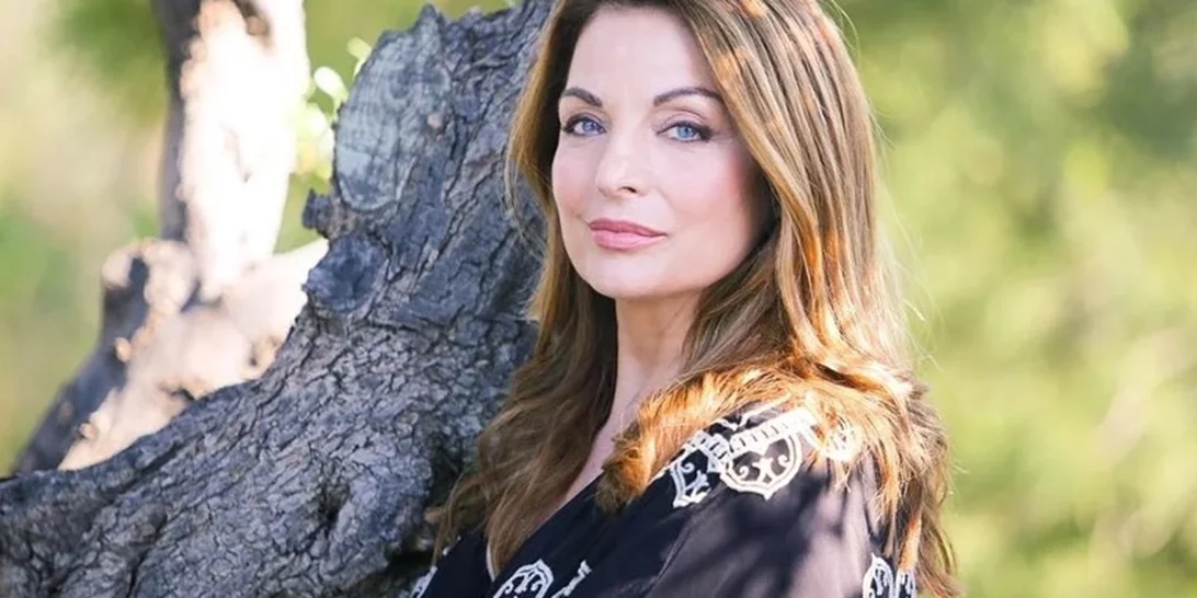 Η Άντζελα Γκερέκου σε σπάνια βραδινή εμφάνιση με άκρως ιδιαίτερα, ψηλοτάκουνα πέδιλα