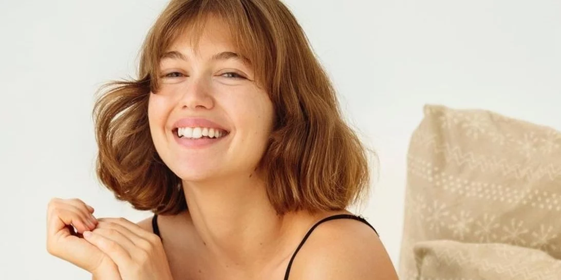 Η Κλέλια Ανδριολάτου με την κορυφαία τάση στα αξεσουάρ μαλλιών που δεν θα σταματήσουμε να φοράμε κι εμείς φέτος