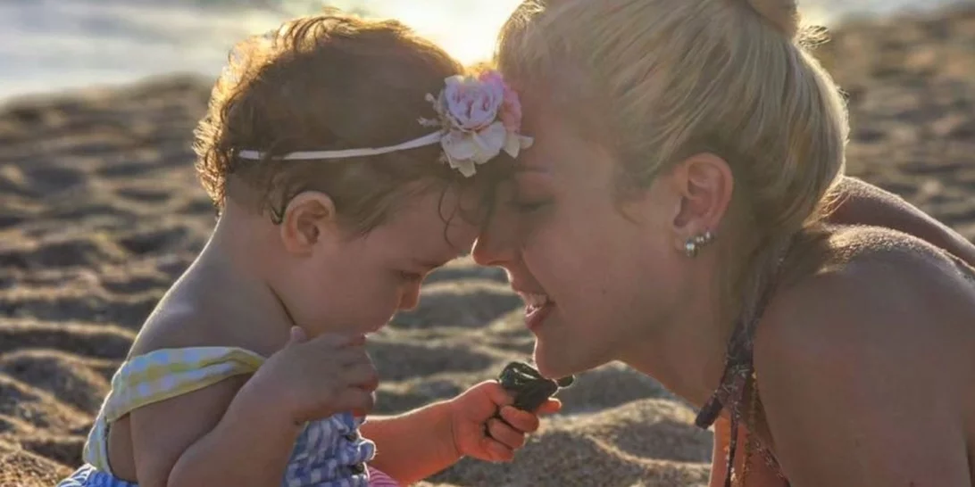 Μαντώ Γαστεράτου | Η κόρη της, Κυβέλη, έγινε ενός έτους - Οι γλυκές φωτογραφίες από το πάρτι της στη θάλασσα και οι τρυφερές ευχές