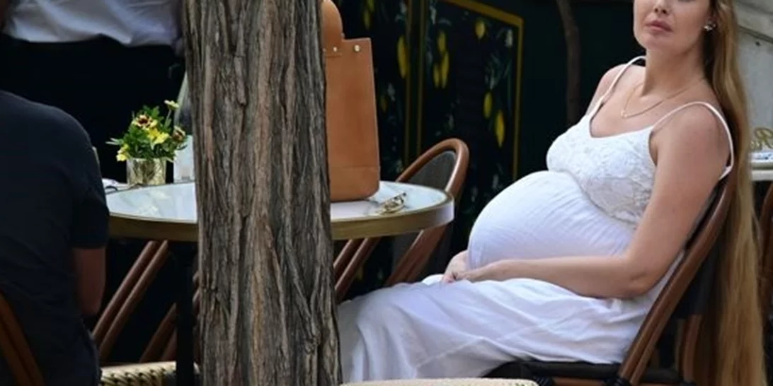 Αντωνία Καλλιμούκου | Σε προχωρημένη εγκυμοσύνη στο κέντρο της Αθήνας - Με λευκό φόρεμα και μπαλαρίνες