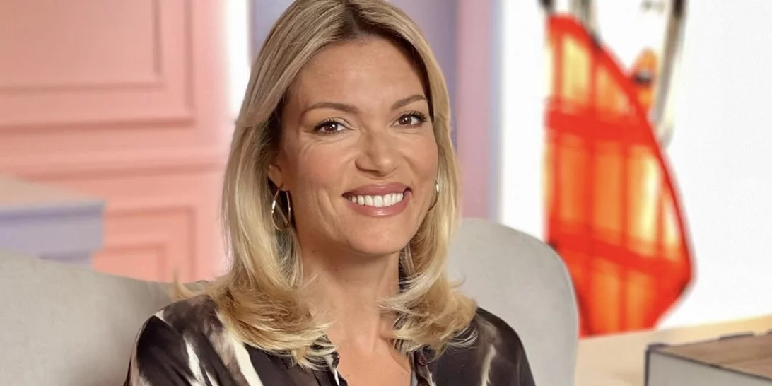 Η Βίκυ Καγιά ποζάρει άβαφη, στο κρεβάτι της, φορώντας γυαλιά μυωπίας και πιτζάμες