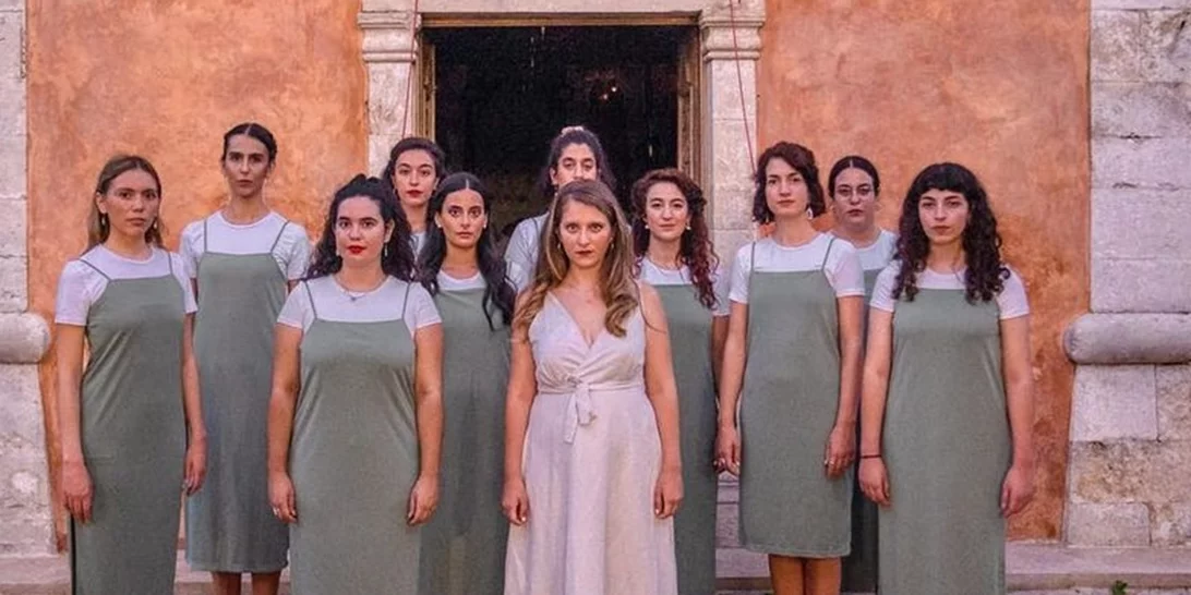 Το ανατριχιαστικό βίντεο με τις "Chores" να τραγουδούν για τα παιδιά που έχασαν τη ζωή τους στα Τέμπη