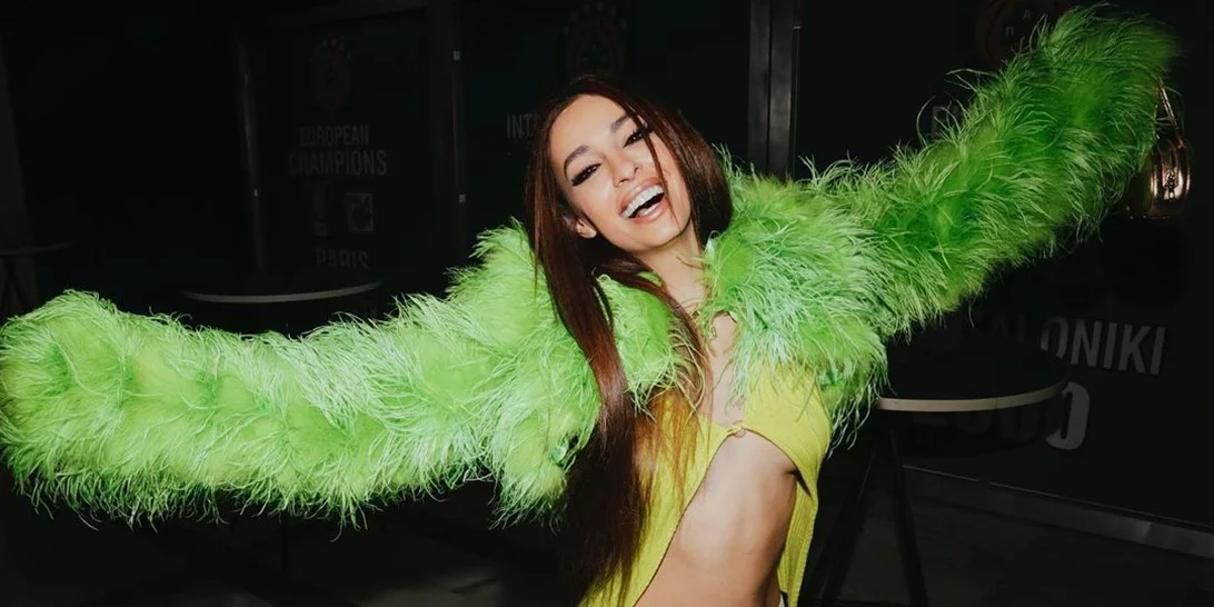 Ελένη Φουρέιρα | Αφήνεται στα έμπειρα χέρια του κομμωτή της τρώγοντας σουβλάκι