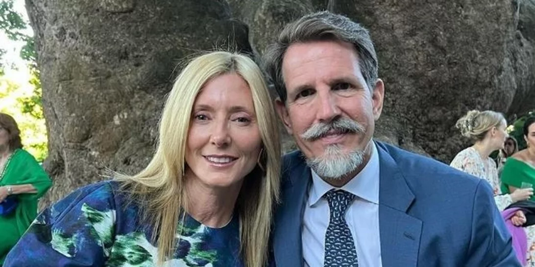 Ο Παύλος δείχνει την εντυπωσιακή θέα από το μπαλκόνι του σπιτιού του