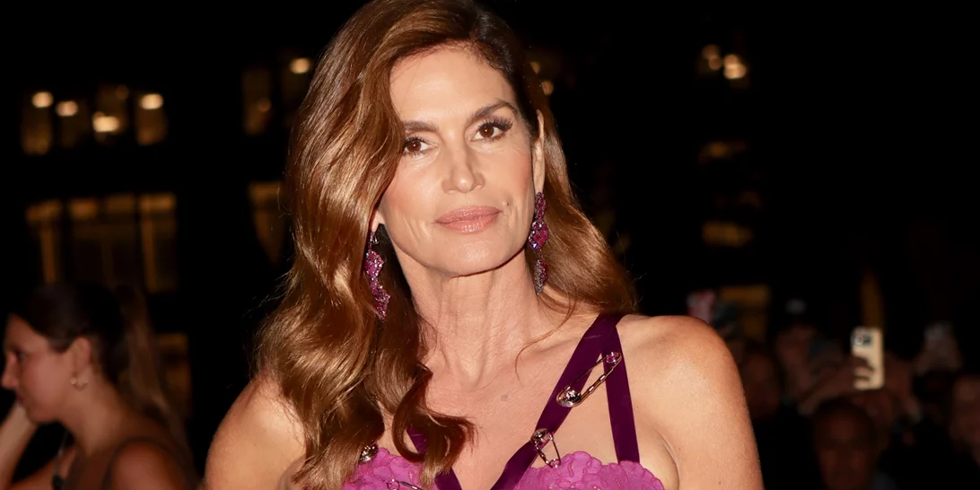Η Cindy Crawford αποδεικνύει ότι τα (πολύ) μακριά μαλλιά ταιριάζουν σε κάθε γυναίκα άνω των 50