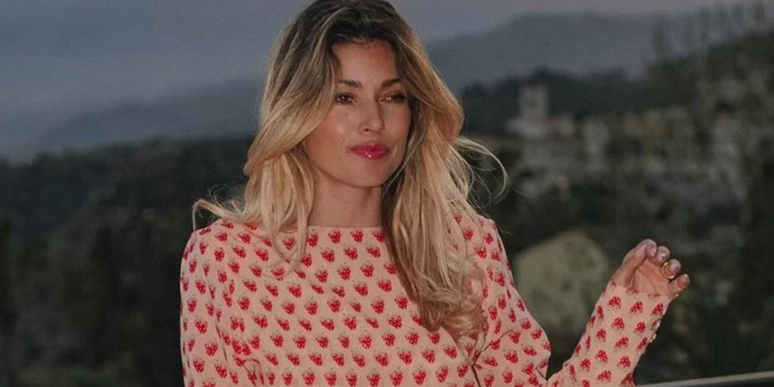 Η Βάσια Κωσταρά προτείνει 2 μοντέρνες εκδοχές του χτενίσματος που θα αναδείξει όλα τα καλοκαιρινά μας φορέματα