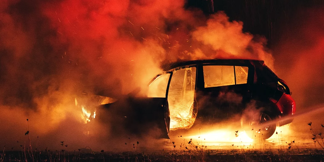 Τραγωδία στην Κατερίνη | Γιατί η 38χρονη δεν κατάφερε να βγει από το αυτοκίνητό της - Κινούνταν φλεγόμενο για 300 μέτρα