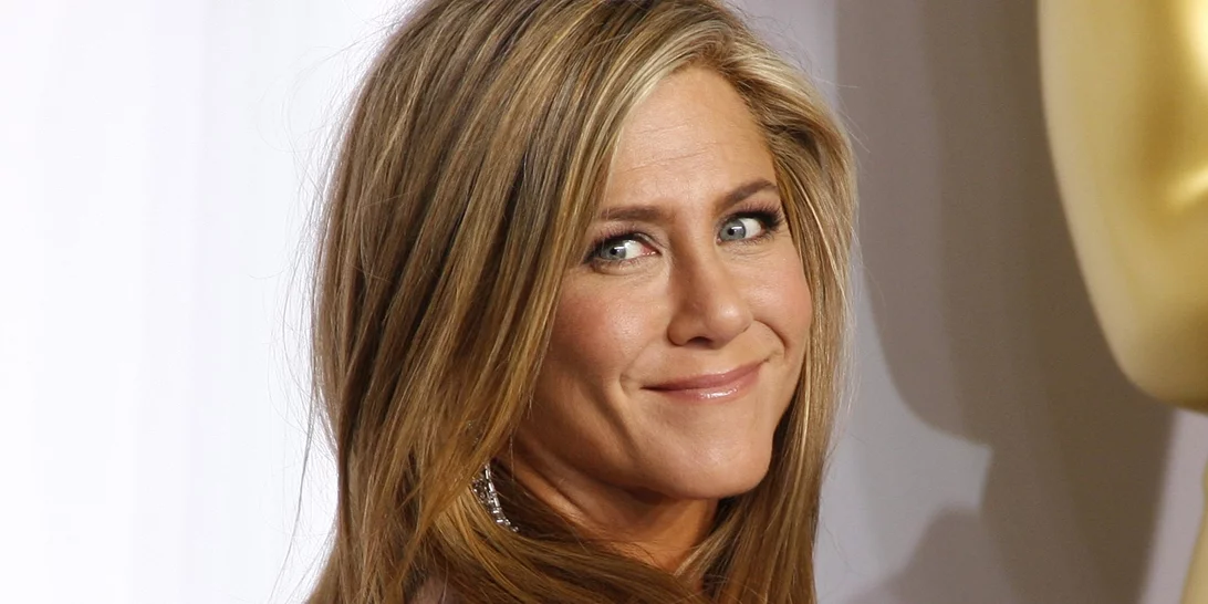 H Jennifer Aniston αποκαλύπτει το μυστικό της για δυνατά μαλλιά που μακραίνουν "εξωπραγματικά γρήγορα" στα 55 της